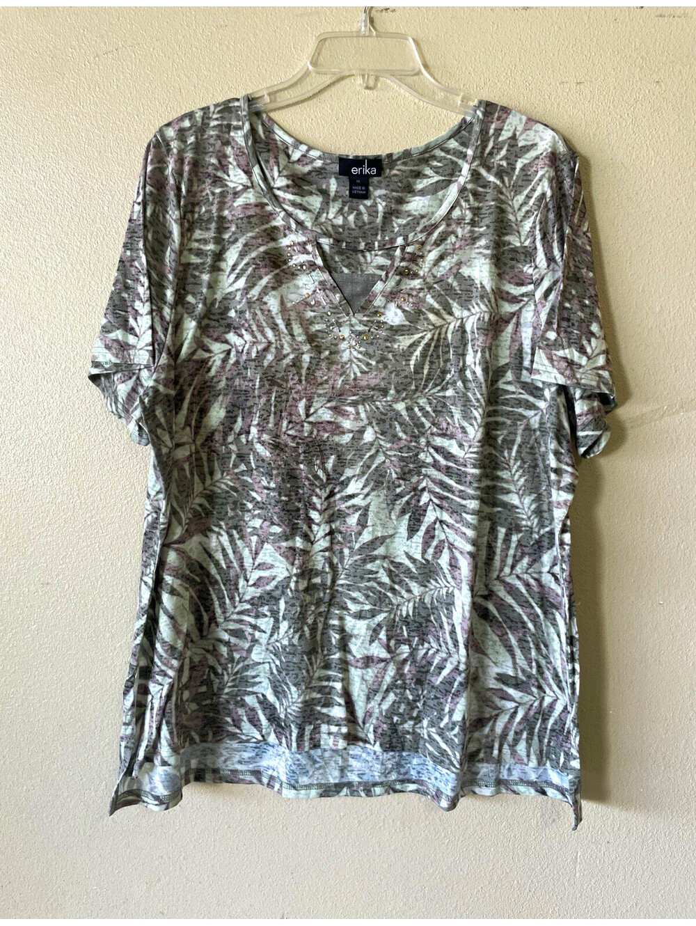 erika 1X Plus Top V Neck Floral Short Sleeve Rhinestone Gray White Purple